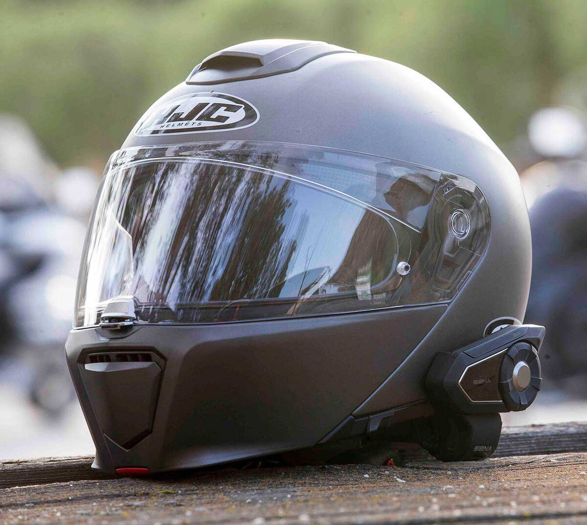 Верхний воздухозаборник является основным источником воздушного потока для RPHA 90. Гарнитура Sena 30K прекрасно вписывается в дизайн шлема.