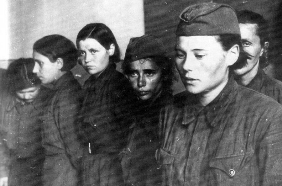 Исторический факт. В начале второй мировой войны немецкими врачами было проведено обследование русских незамужних женщин в возрасте до 21 года, плененных во время наступления нацистской армии. Свыше 90% оказались девственницами. А что теперь происходит в современном мире? Вбивают глупую идею построения карьеры, а современные фильмы пропагандируют разврат. Ваше предназначение - давать жизнь!  