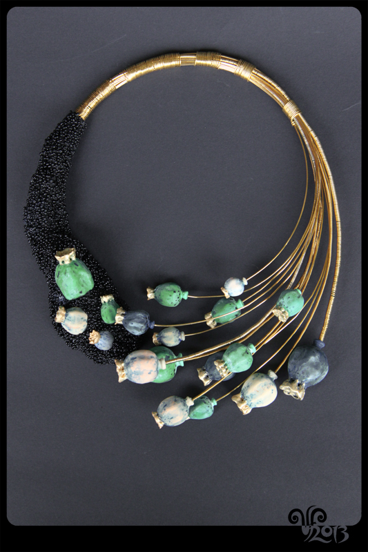 Колье из проволоки с памятью. Колье на иммеари провалаке. Чокер колье на мемори проволоке. Колье на мемори проволоке. Браслет из бисера на мемори проволоке.