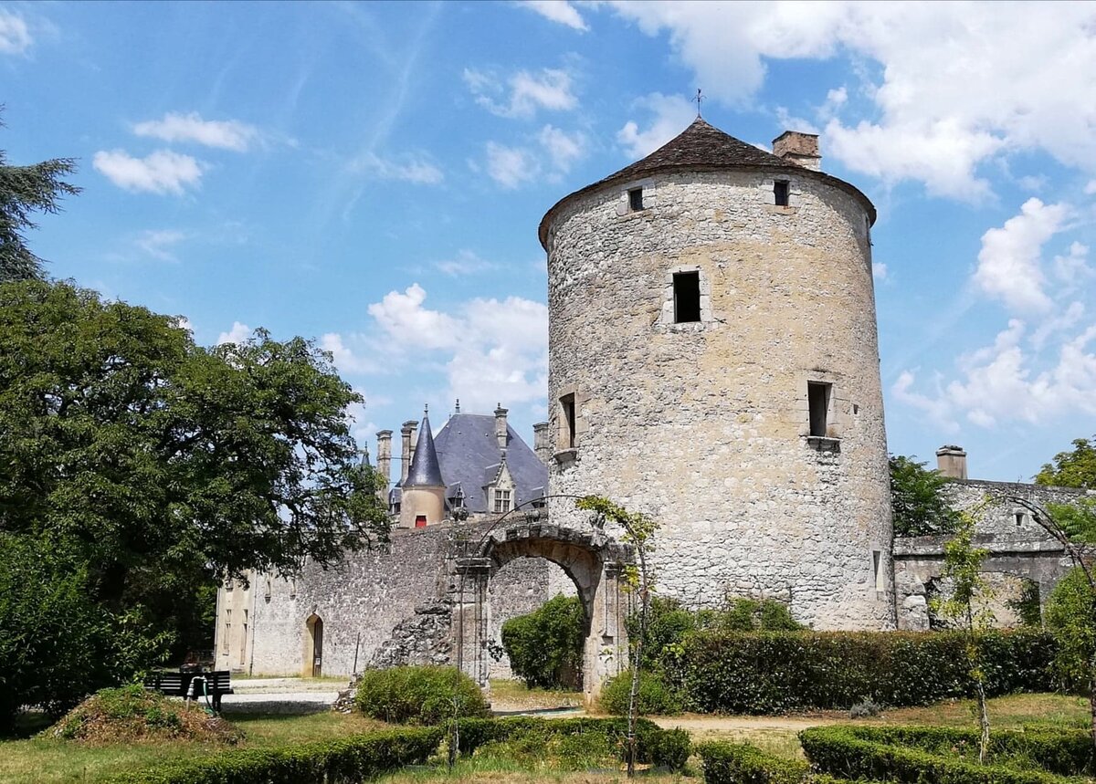 Башня, где в окружении своих книг Монтень писал "Опыты" (фамильный замок на заднем плане)