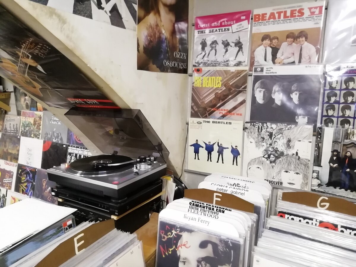 музыкальный магазин остров. санкт-петербург магазин рок остров кирочная 8 фильм брат. магазин рок остров на кирочной. рок остров магазин спб. музыкальный магазин остров.