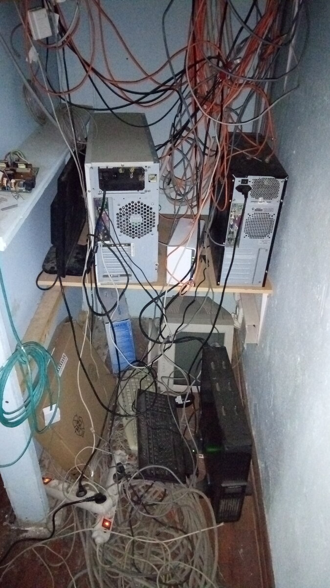 Яркий пример хорошо организованной серверной, в которой все на своих местах... Ну почти.