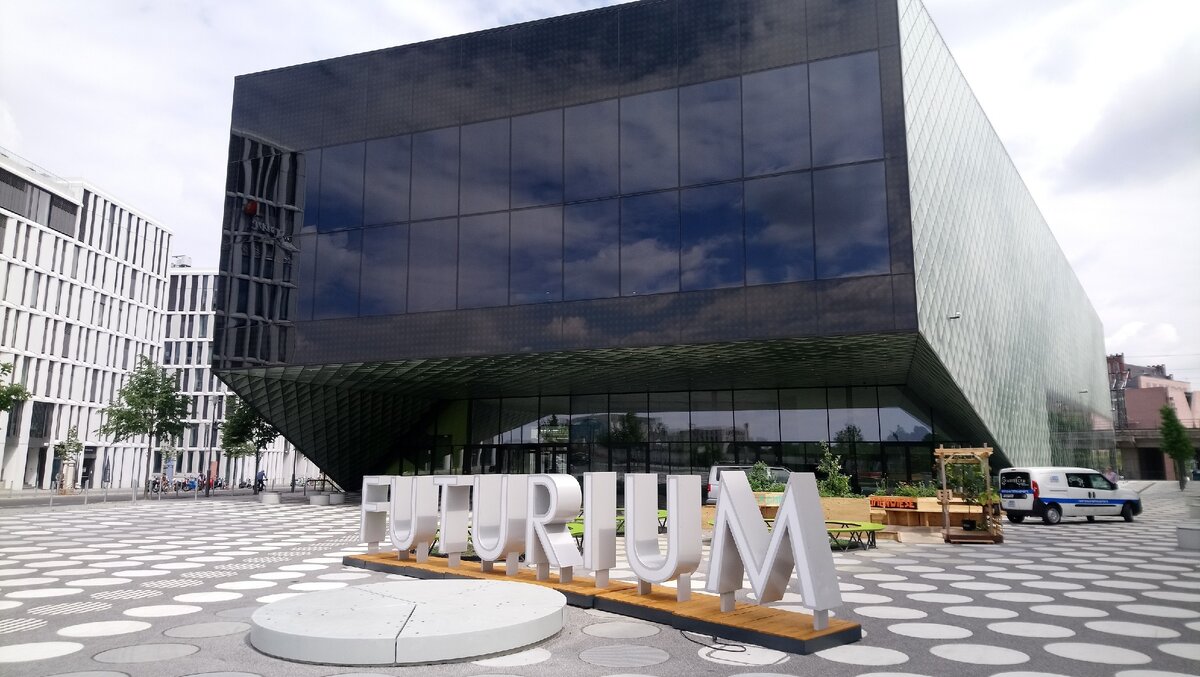 Вид на здание Футуриума в Берлине.  Фото Александры Макаревич от 2019 года. 