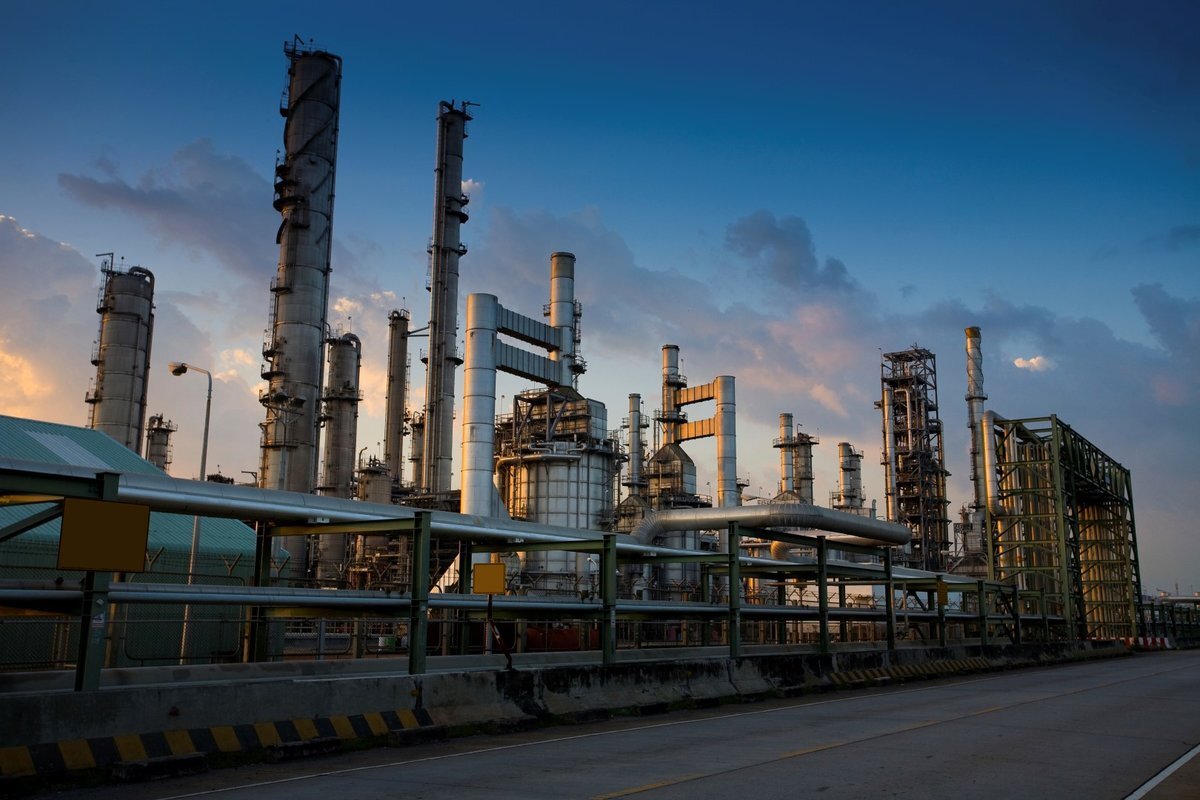 Нефтеперерабатывающий завод. Фото взято из открытых источников