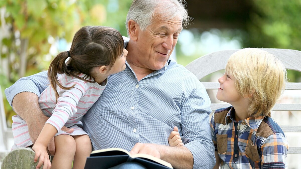 Вспомните детство: самые теплые воспоминания связаны с бабушками и дедушками.