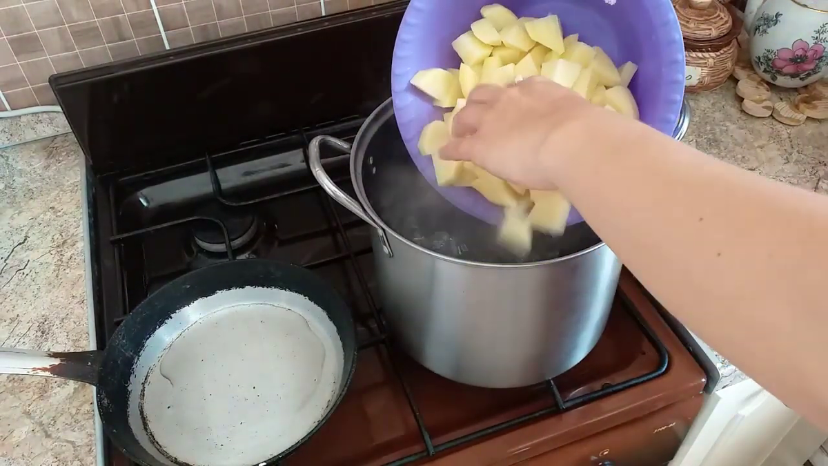 В кипящую соленую воду забрасываем картофель.