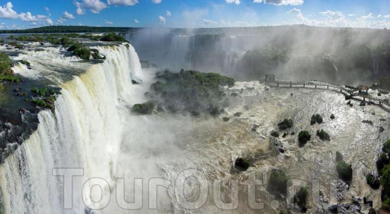 Мостик у водопада.