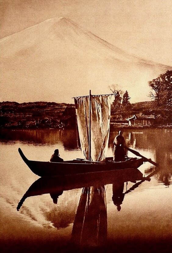 Лодочник на фоне горы Фудзи. Фото, опубликованное в "Нью-Йорк Таймс", 1922 г.