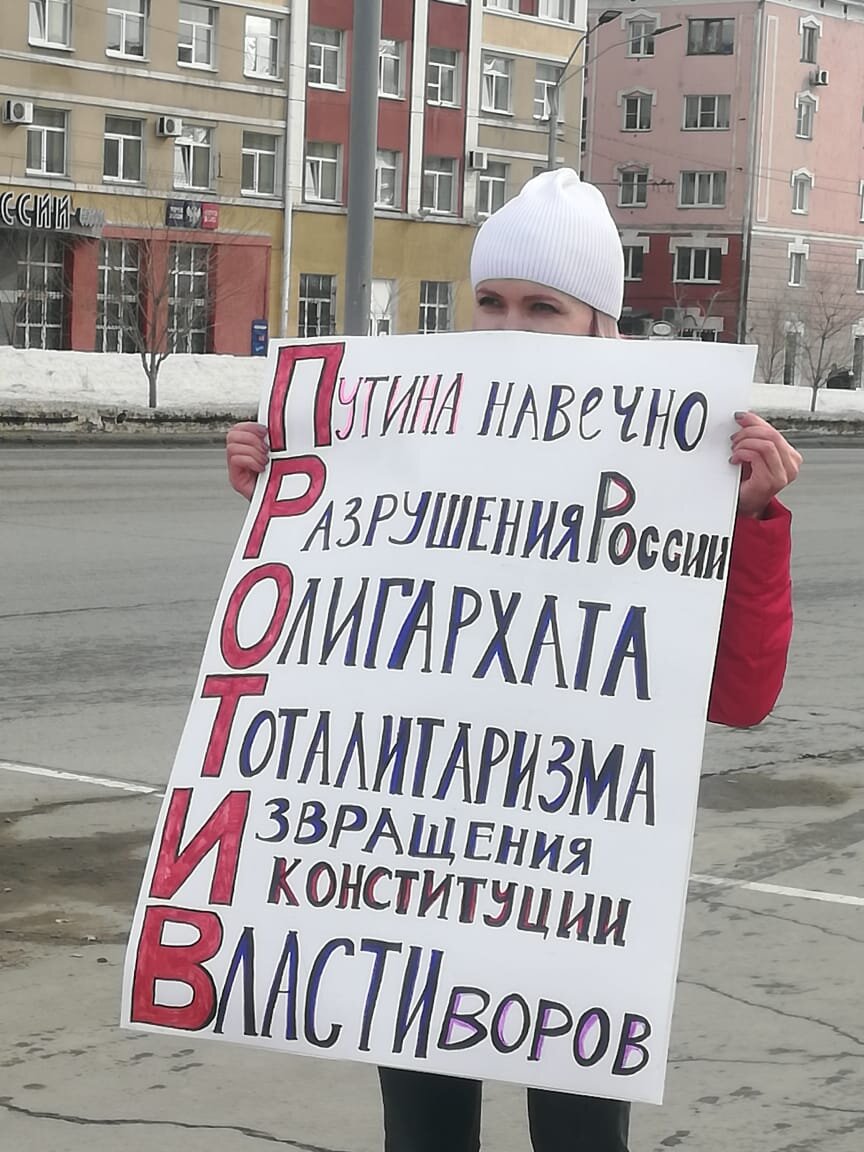 В кадре я общаюсь с неравнодушными молодыми людьми(они и сделали фото), рот прикрыла))). Жесть, да? Так и выглядит современный тоталитарный режим - нельзя протестовать с использованием аргументации без согласования с властями.