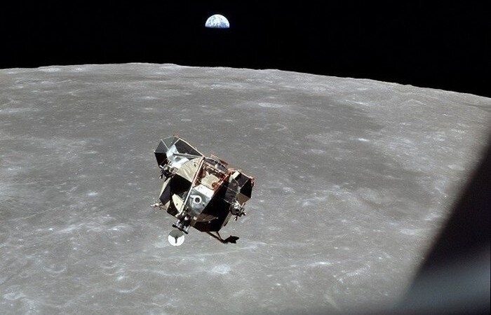 
Малоизвестные факты о космосе.
Человеку удалось преодолеть силу притяжения и вырваться в космическое пространство, современные телескопы позволяют учёным заглянуть даже в соседние Вселенные, но при этом космос по-прежнему хранит множество загадок. Да и, казалось бы, достаточно изученные вопросы известны далеко не всем землянам. В нашем обзоре весьма интересные факты о внеземном пространстве.
