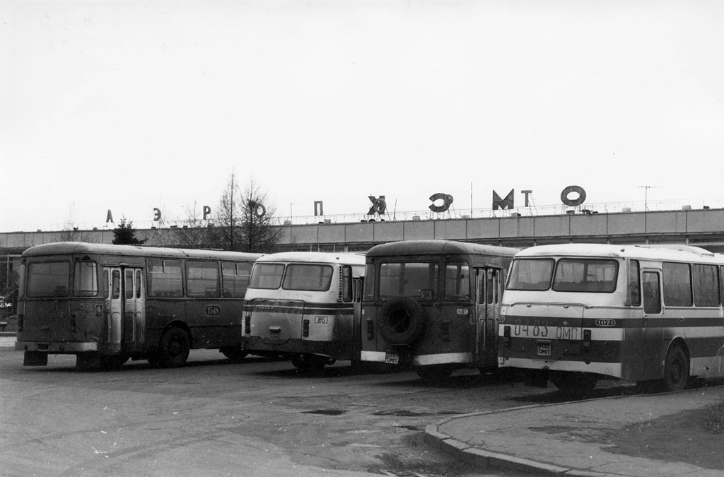 Автовокзал город омск. ЛИАЗ 677 аэропорт. Старый Омский аэропорт. Старый аэровокзал Омск. Аэропорт Омск СССР.