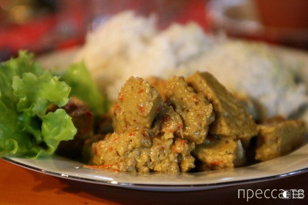  Какая еда самая вкусная в мире? Есть блюда, заслуживающие нашего внимания, о которых мы даже не слышали.
Специалисты в области кулинарии составили список 10 лучших блюд мира, которые захочется попробовать не только гурманам. Как известно, о вкусах не спорят, поэтому приводится опрос в котором приняли участие 35 тысяч человек, голосовавшие «на свой вкус». Итак, 10 лучших блюд мира. Приятного аппетита!

На первом месте блюдо - Rendang, Индонезия. Это говядина, приготовленная в молоке с «лимонной травой», чесноком, куркумой, имбирем и чили перцем. Читатели назвали это блюдо «самым восхитительным».
