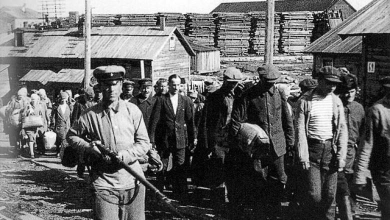 Прибытие заключенных в лагерь ГУЛАГа