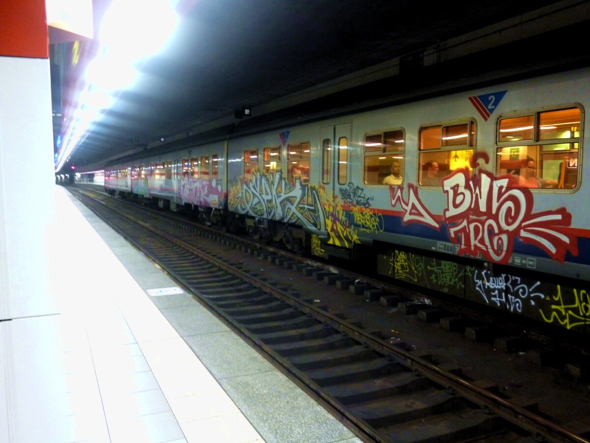 Вот на таких колоритных поездах можно добраться из Брюсселя до Брюгге. Направление "На море" на город Остенде. 