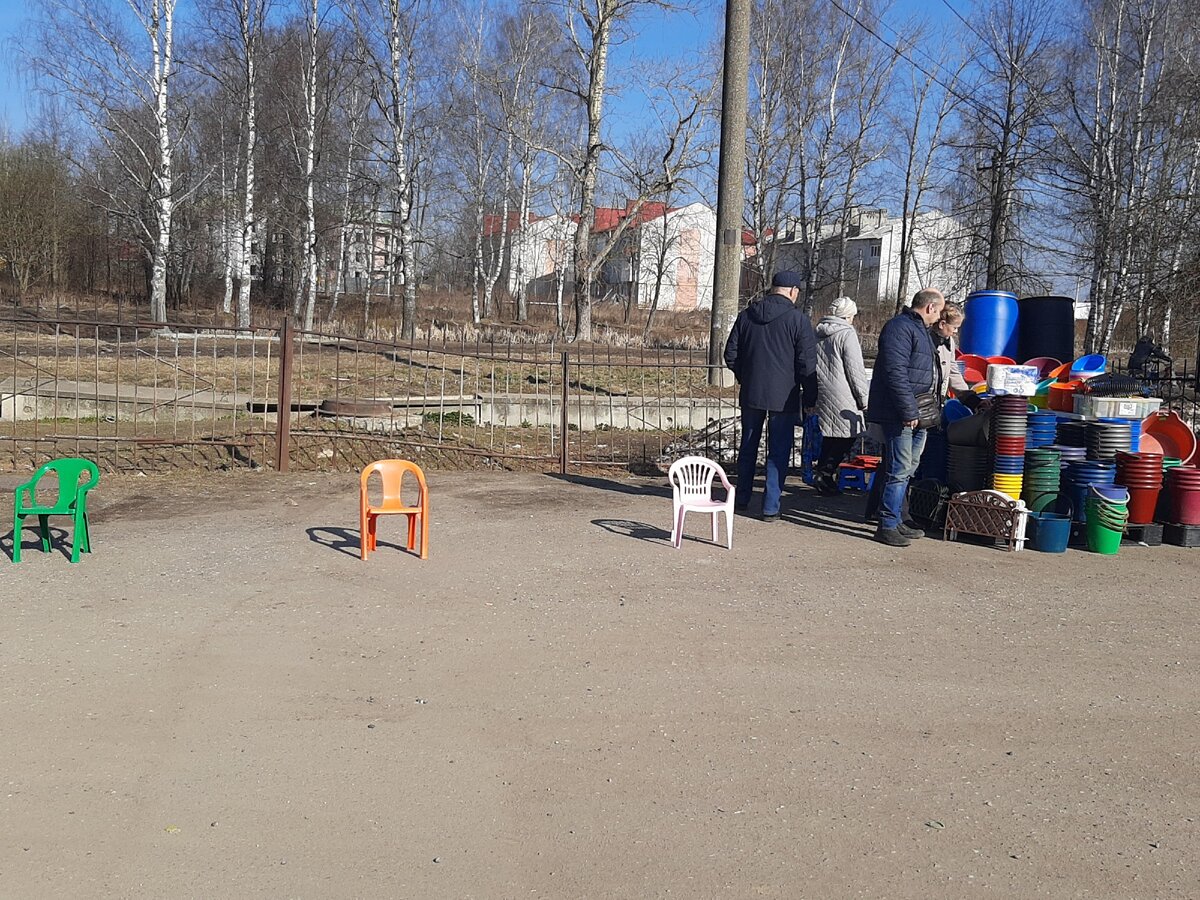 Мерчендайзинг на рынке по Гаврилов-Ямски или парад пластмассовых стульев