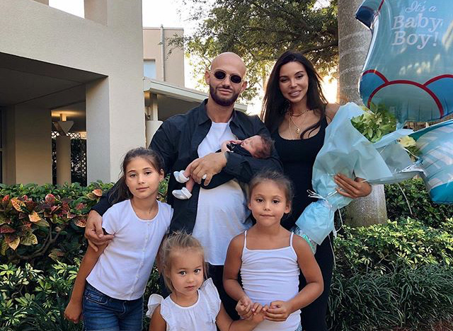 Оксана с мужем и детьми