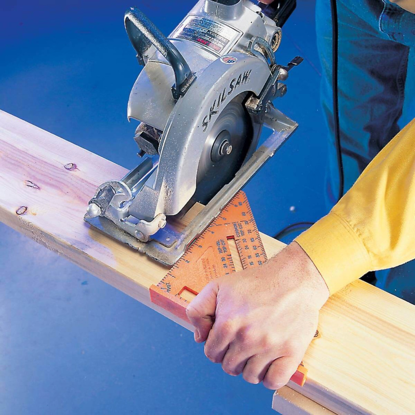 очень удобно использовать угольник как направляющую при распиле дисковой пилой