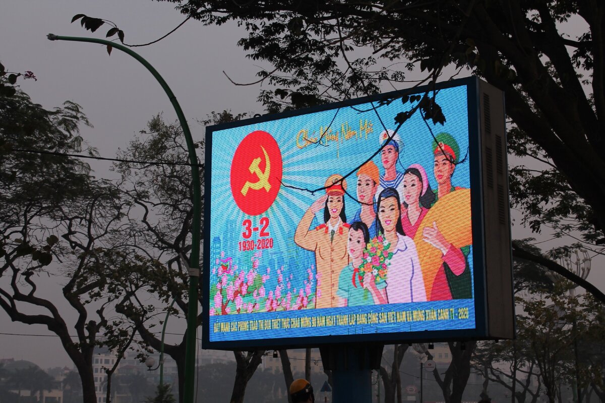 Реклама в центре г. Ханой. Фото автора