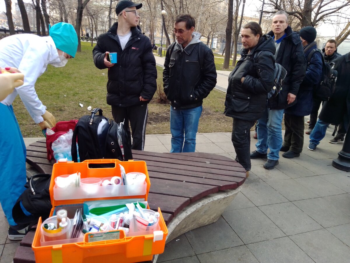 Волонтеры фонда "Дом друзей" раздают помощь бездомным. Фото: Татьяна Лидская