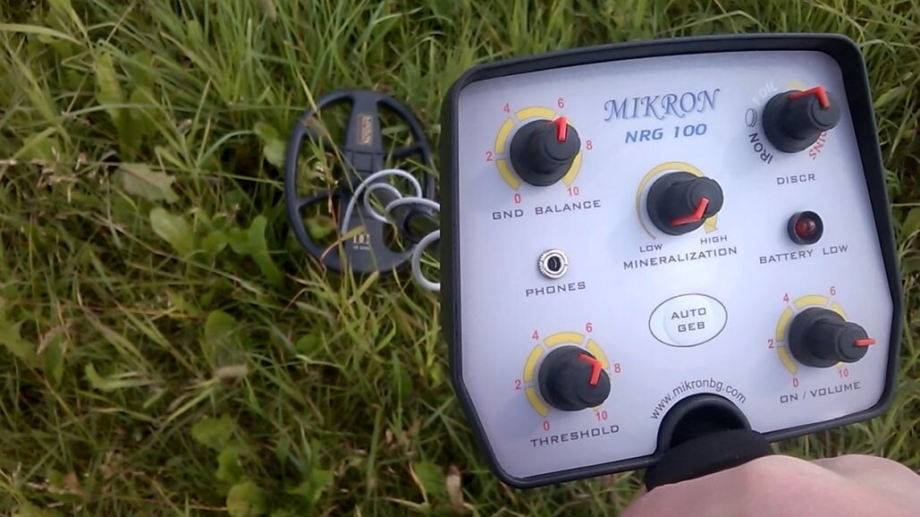 Металлоискатель Mikron NRG 100 в поле.