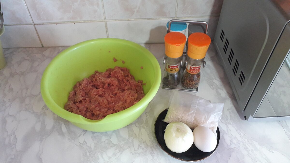 Фарш (у меня из индейки), яйцо, лук, рис, специи