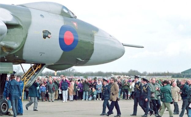 Вулканский бомбардировщик XH558 прибывает в Брантингторп 23 марта 1993 года