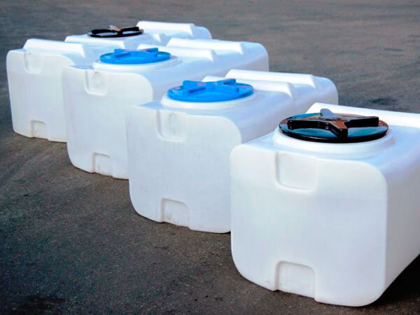 Одно  из основных достоинств пластиковых баков по сравнению с емкостями из  другого сырья заключается в минимальном весе. Снижение массы говорит  сразу же о меньших затратах со стороны покупателя, простоту доставки,  ухода и монтажа. Помимо того, такие изделия являются менее склонными  реагировать на жидкость, которая в них хранится.