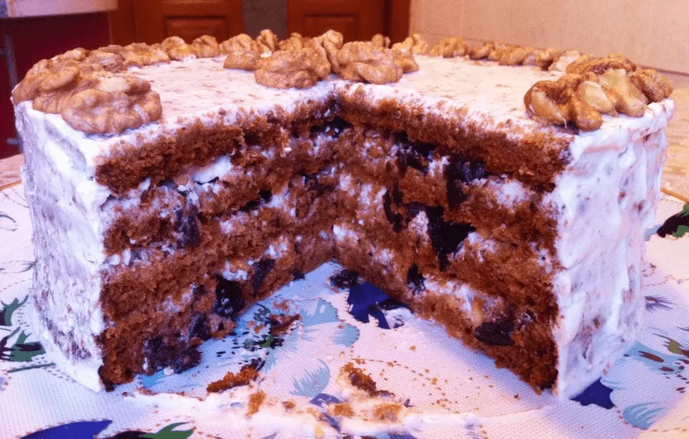 Рецепт Медовый бисквитный торт с грецким орехом и черносливом
