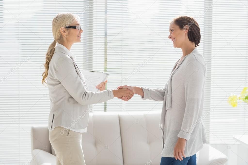 https://st2.depositphotos.com/1518767/11492/i/950/depositphotos_114928602-stock-photo-woman-and-therapist-shaking-hands.jpg
