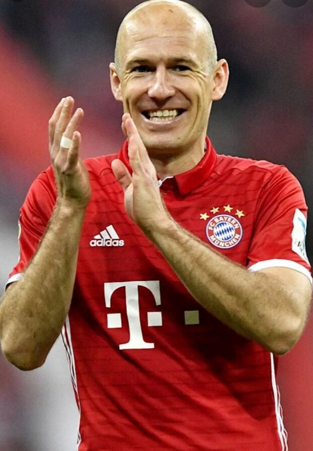 Робен хочет возобновить карьеру.На него претендуют бразильский клуб.Он сказал в интервью что очень скучает по футболу 