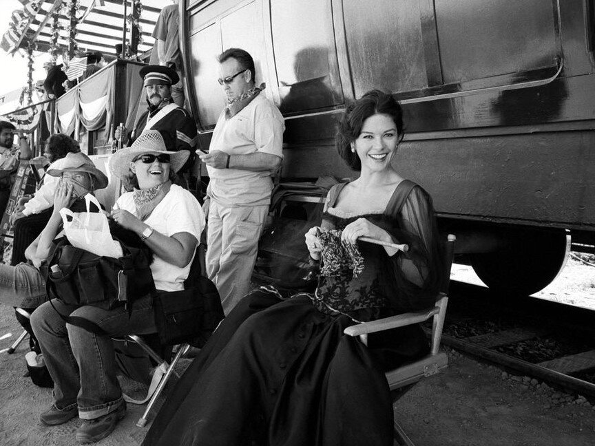 Кэтрин Зета-Джонс вяжет на съёмочной площадке. Фотография из интернета. Яндекс.Картинки.