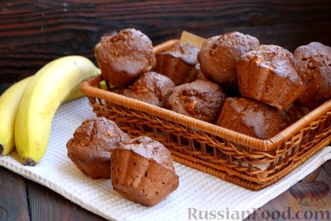 бананы, шоколад черный, орехи грецкие, сметана, масло сливочное, яйца, сахар, мука, разрыхлитель