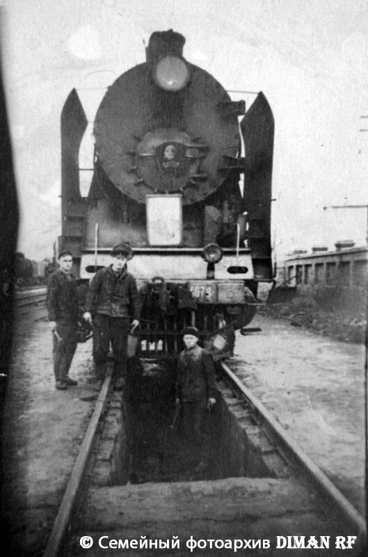 Обслуживание паровоза на яме в депо