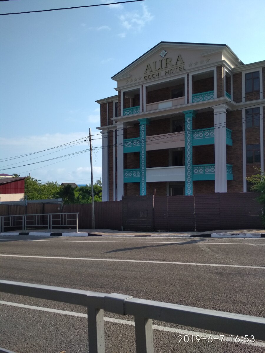 Рядом, новая гостиница. 