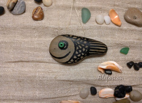 
Рыбка из камушка, сделанная А. Кокорекиным.
