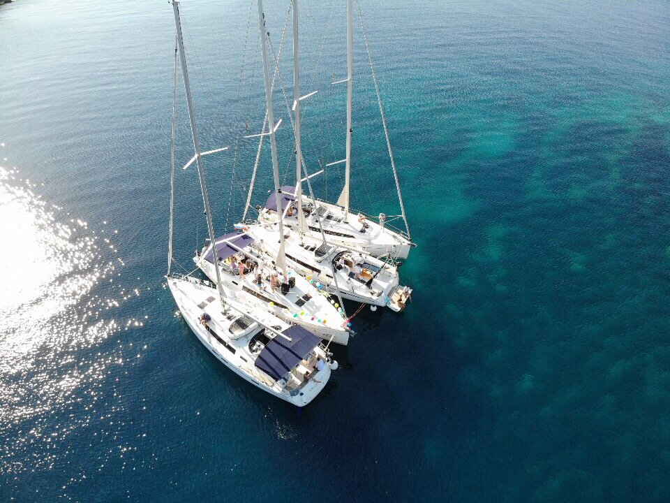 А вот вид сверху на наши яхты с шариками)