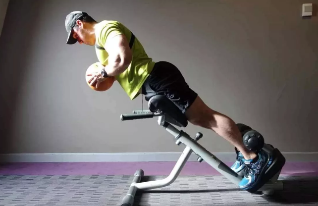 Гиперэкстензия в домашних условиях