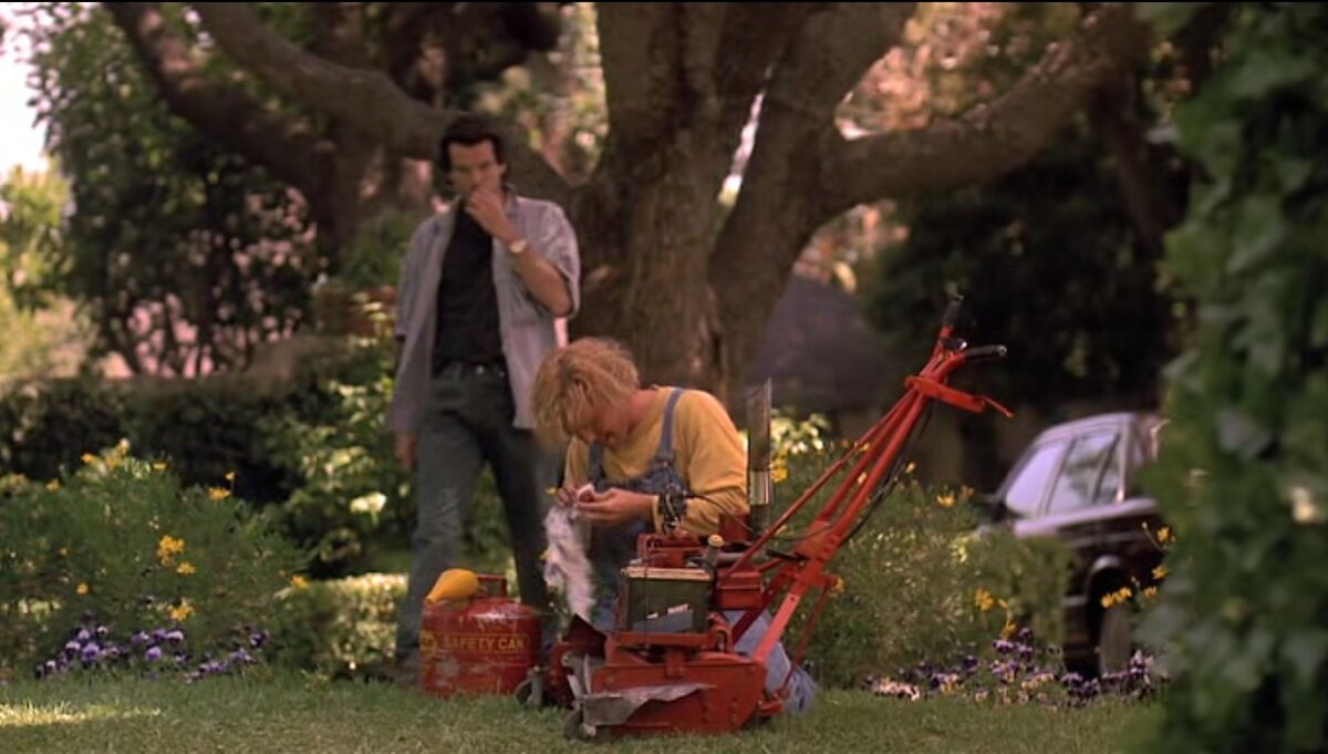 Здесь и далее кадры из фильма "Газонокосильщик"