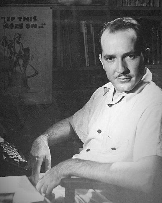 Писатель Роберт Хайнлайн за рабочим столом.