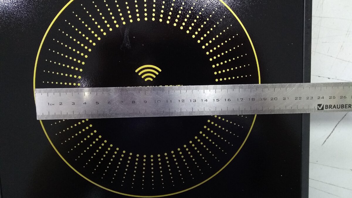 Диаметр конфорки 18 см, что эквивалентно среднему размеру