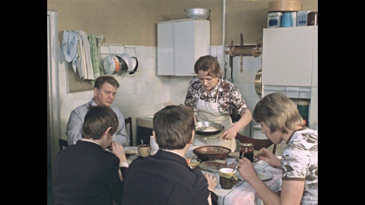 Кадр из киноленты "Москва слезам не верит"