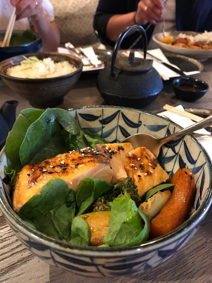 Супер-фуд - овощи и лосось. Фотография из личного архива