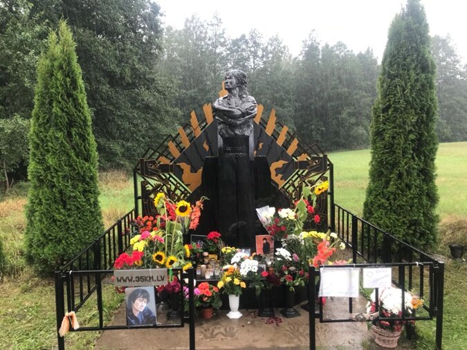 Памятник на месте гибели Виктора Цоя, на трассе "Слока-Талси" в Латвии