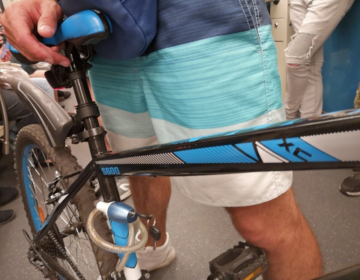 Я слышал, как многие шушукались про "парня с велосипедом". Вот и тема для разговора, когда говорить особо не о чем