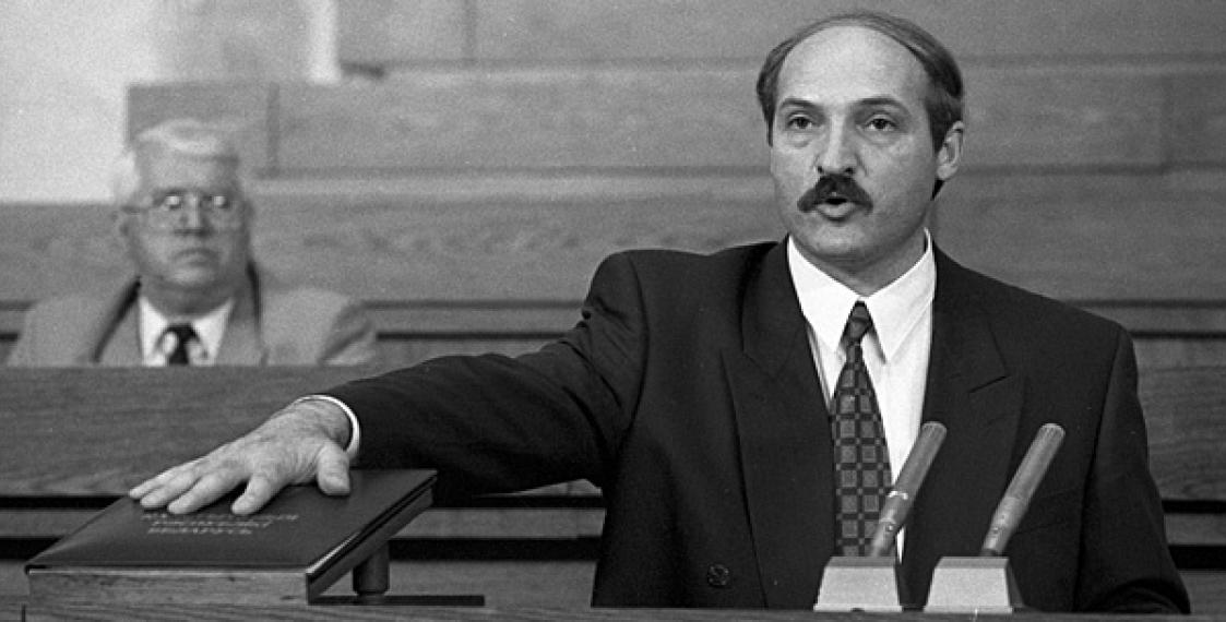 Лукашенко дает присягу, 1994 год. https://euroradio.fm/sites/default/files/styles/gallery_main/public/article/miniatures/2017/07/direktor_strany_02.jpg?itok=vBVU9X3l