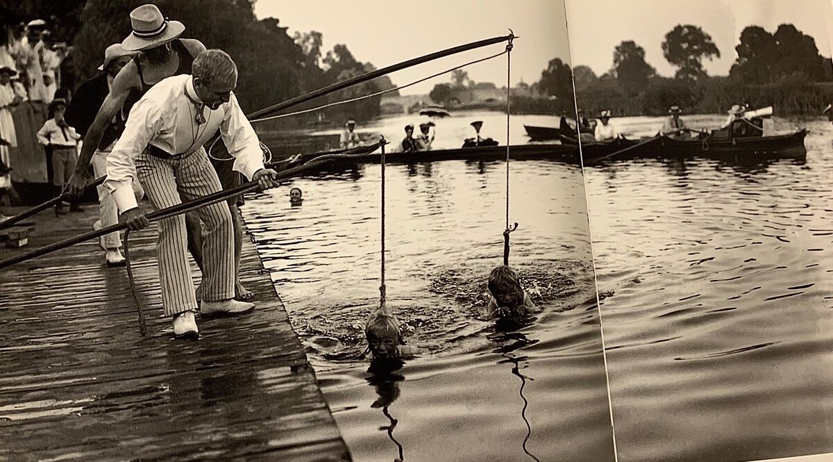 А вот так "учили" плавать малышей в XIX-начале XX  веке. Фото сделал один из фотографов Томаса Эдисона в 1908 году