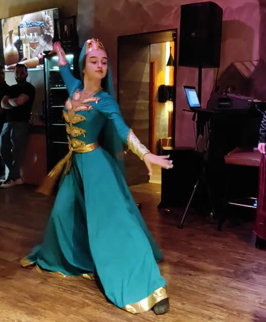 Грузинские  танцы в центре Нижнего Новгорода