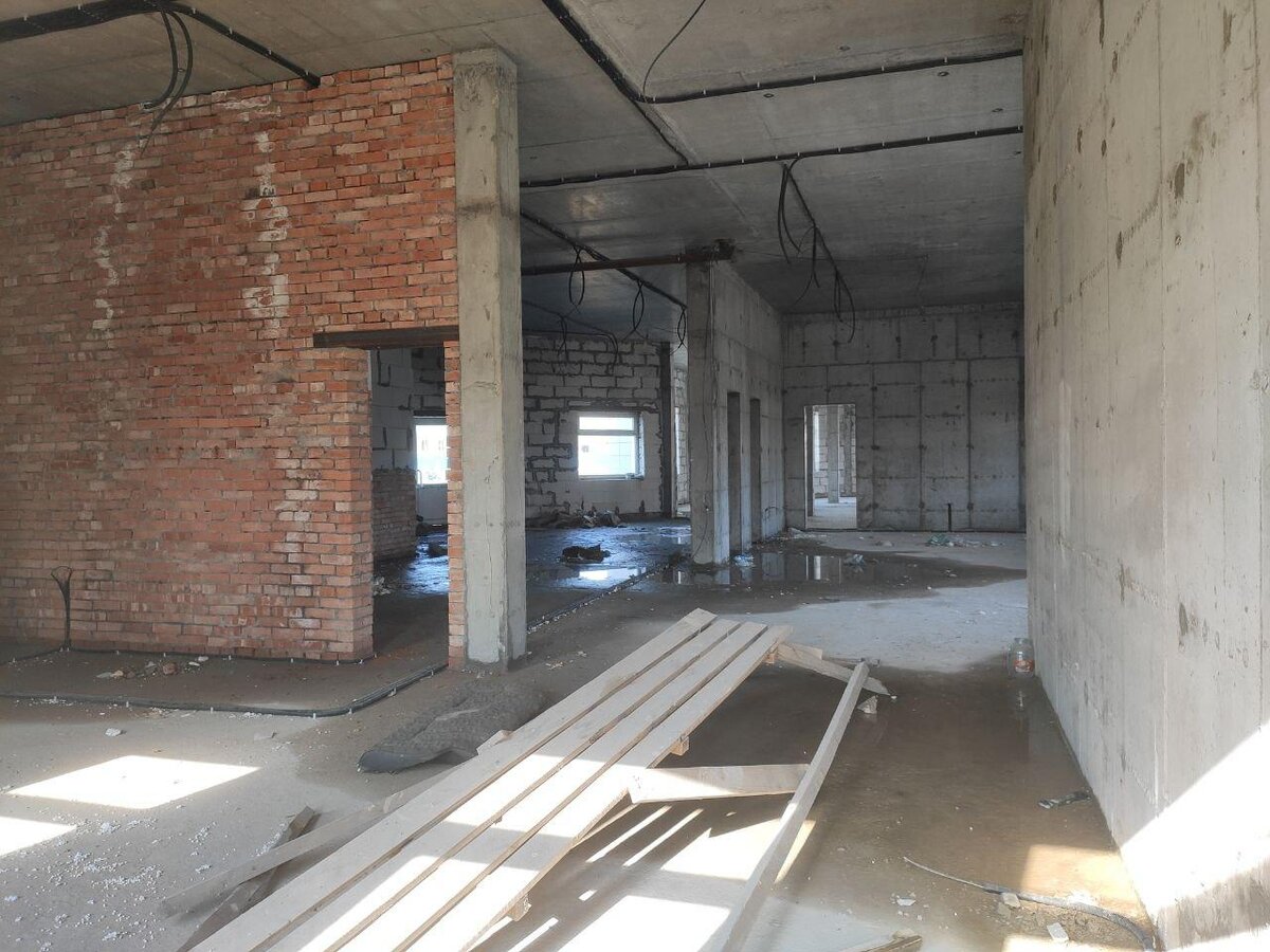 Вкладываться в такой ремонт я вам не рекомендую, даже при учете больших арендных каникул. Потеряете и время, и деньги.