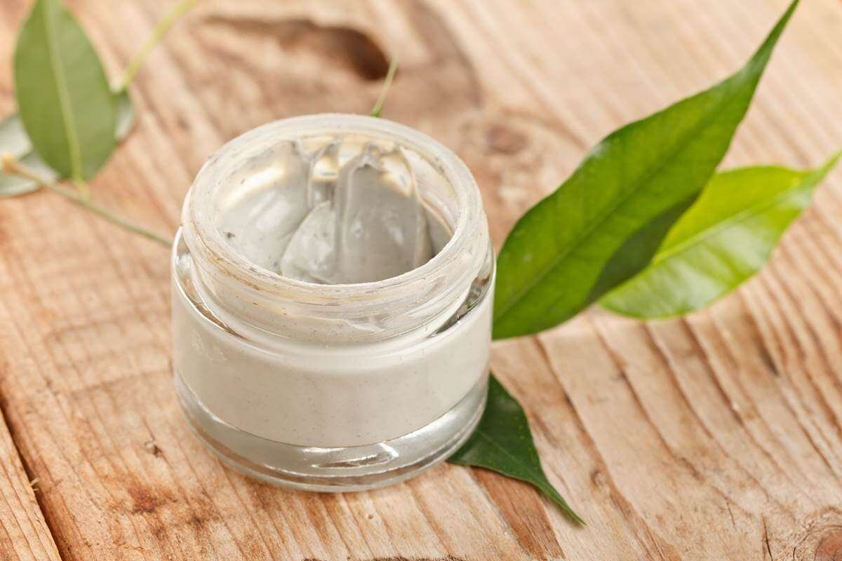 Крема для похудения – отличное вспомогательное средство на пути к фигуре вашей мечты. Правила приготовления и использования крема для похудения в домашних условиях:
1. Выберите правильную основу. Ей может служить любое растительное масло (оливковое, подсолнечное, персиковое и т.д.) или обычный крем для тела (а также молочко или лосьон).
2. Добавьте нужные ингредиенты. Стандартный вариант – масло можжевельника и щепотка кайенского перца. Такой натуральный крем прекрасно увлажняет кожу, придает ей здоровый и сияющий вид.
Если нужен эффект скраба, добавьте 1 ложку молотого натурального кофе (на 30 мл крема).
3. Правильно используйте. Наилучший вариант – наносить на проблемные зоны (живот, ягодицы, бедра) 2 раза в день – утром и вечером, и тщательно втирать крем в течение минимум 10 минут, затем смыть теплой водой или протереть салфеткой (зависит от компонентов). Процедуру нужно проводить каждый день.
4. Усильте эффект. Если нужно добиться не только эстетического вида кожи, но и похудеть, применяйте с кремами процедуру обертывания.
Она проводится следующим образом – на проблемные зоны наносится крем, все заматывается пищевой пленкой и закрывается теплым одеялом. В таком положении нужно провести 30-60 минут. Затем необходимо смыть остатки крема и увлажнить кожу любым питательным средством.
Процедура проводится курсами по 2-3 недели (1 раз в 2-3 дня), затем можно сделать небольшой перерыв. Во время обертывания человек интенсивно потеет, уходит лишняя жидкость, уменьшаются объемы, усиливается кровоток, активные вещества проникают глубоко под кожу и начинают бороться с жировыми отложениями.
Несколько рецептов крема для обертывания:
- мед + горчица в порошке (1:1) + 1 столовая ложка воды.
- 3 столовые ложки натурального молотого кофе + теплое молоко (в количестве, чтобы смесь по консистенции напоминала кашицу).
- а можно добавить к меду и горчице еще и щепотку кайенского перца.
5. Используйте только свежеприготовленные крема для похудения.
6. Осуществляйте борьбу с целлюлитом. Рецепт эффективного антицеллюлитного крема (отлично подходит для обертывания).
- натуральный жидкий мед, 1 ч.л.
- глицерин, 50 г
- розовая вода, 30 мл
- порошок борной кислоты, 3 г
- желатин, 3 г
Подогреваем розовую воду, растворяем в ней желатин, добавляем глицерин, мед и борную кислоту, перемешиваем и оставляем на 5 часов. После этого можно использовать.