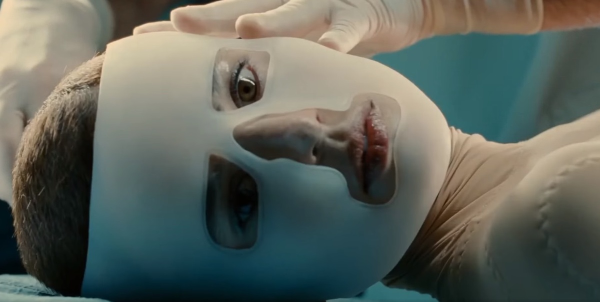 Кадр из фильма: "Кожа, в которой я живу" 2011